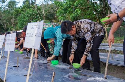 Dukung Gertanimas, Pj Gubernur Sumut Tanam Jagung di SMKN 2 Tuhemberua